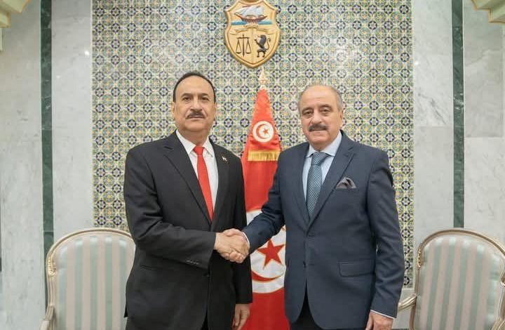 وزير الخارجية يلتقي عميد السلك الدبلوماسي السفير اليمني بتونس .