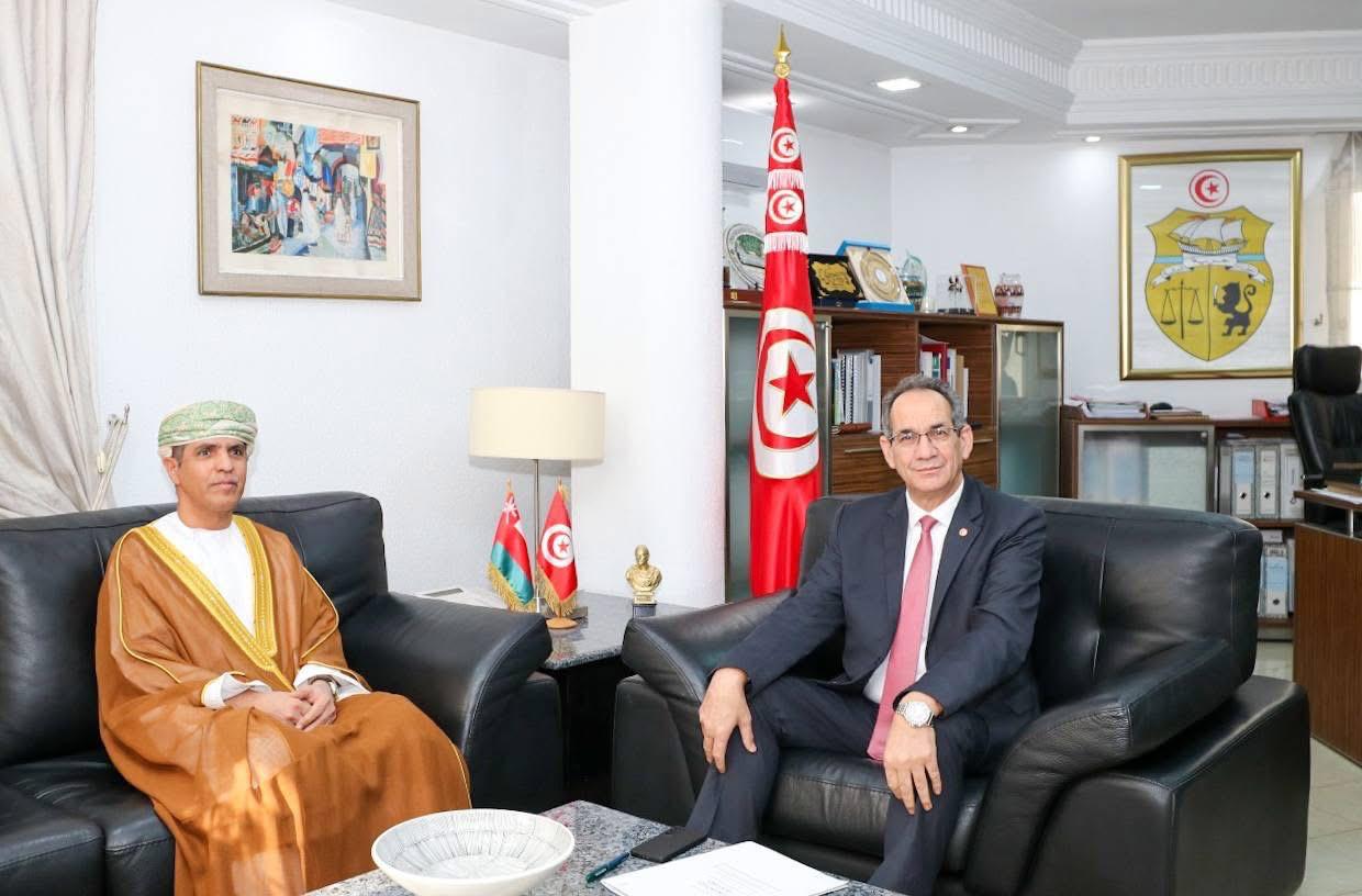 تونس وعُمان تعززان التعاون في التعليم العالي والبحث العلمي .