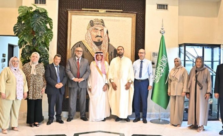 السفير السعودي بتونس يودّع ضيوف خادم الحرمين الشريفين لأداء العمرة.
