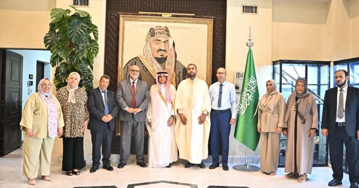 السفير السعودي بتونس يودّع ضيوف خادم الحرمين الشريفين لأداء العمرة.