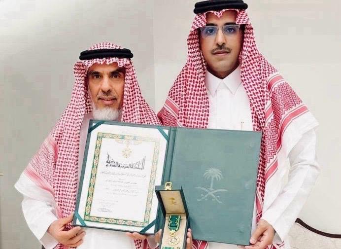 أغلى هدايا البِر.. الشهراني يهدي والده الحياة ويُتوّج بالوسام.