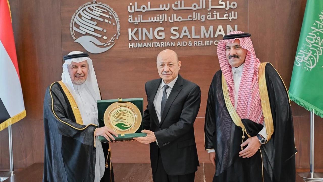 رئيس مجلس القيادة اليمني يزور مقر مركز الملك سلمان للإغاثة ويشهد تدشين حزمة من المشاريع الإنسانية والإغاثية والبرامج التطوعية الجديدة في اليمن
